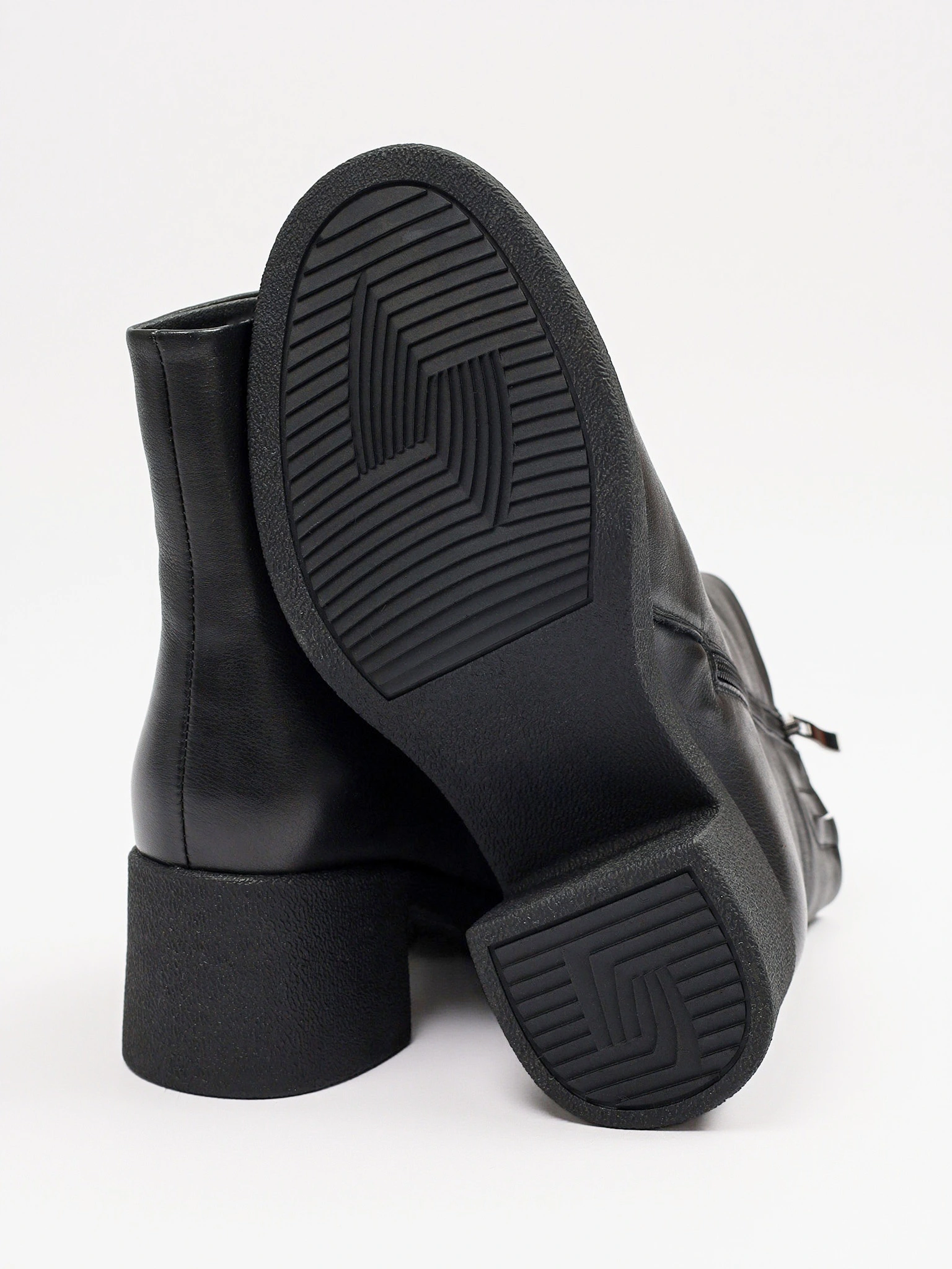 Ботильоны черного цвета на широком высоком каблуке